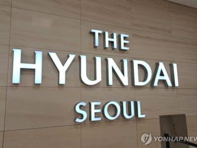 백화점 급증하는 방한객이 명품 매장 앞에서 쇼핑하는 장면