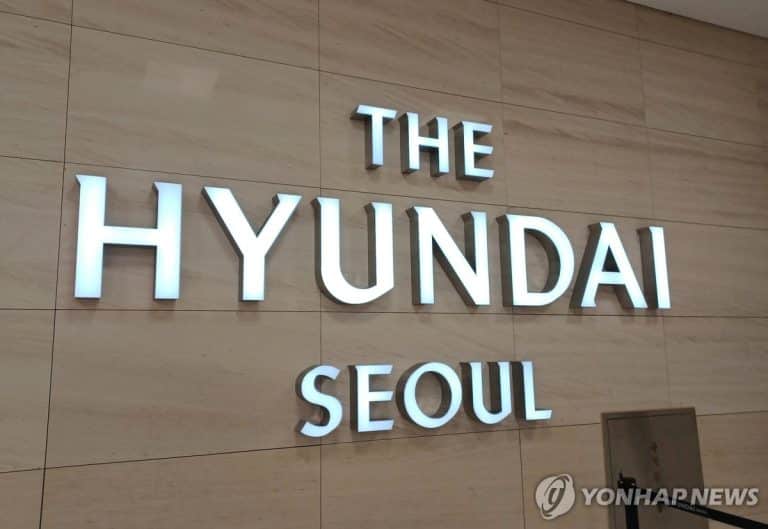 백화점 급증하는 방한객이 명품 매장 앞에서 쇼핑하는 장면