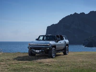 허머 EV SUV 전면 측면이 보이는 대형 전기 SUV 출시 보도 이미지
