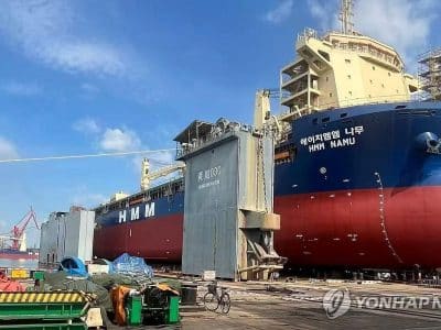 호르무즈 해협의 나무호 연기와 손상된 선체가 보이는 장면