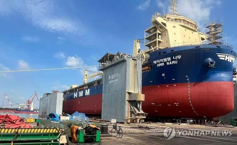 호르무즈 해협의 나무호 연기와 손상된 선체가 보이는 장면