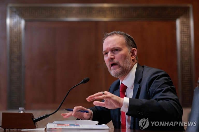 서울 통상 채널에서 한미 협상과 관세 조정이 논의되는 장면